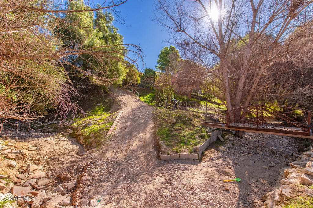 683 Languid Lane Simi Valley, CA 93065 - Photo 20 of 27 a view of yard