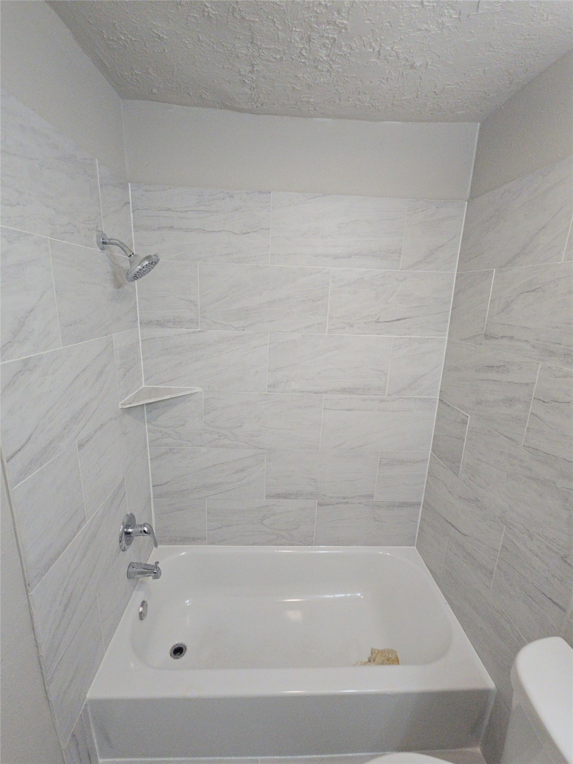 3335 Tuam Street, Unit 2 Houston, TX 77004 - Photo 13 of 15 a bathroom with a bathtub