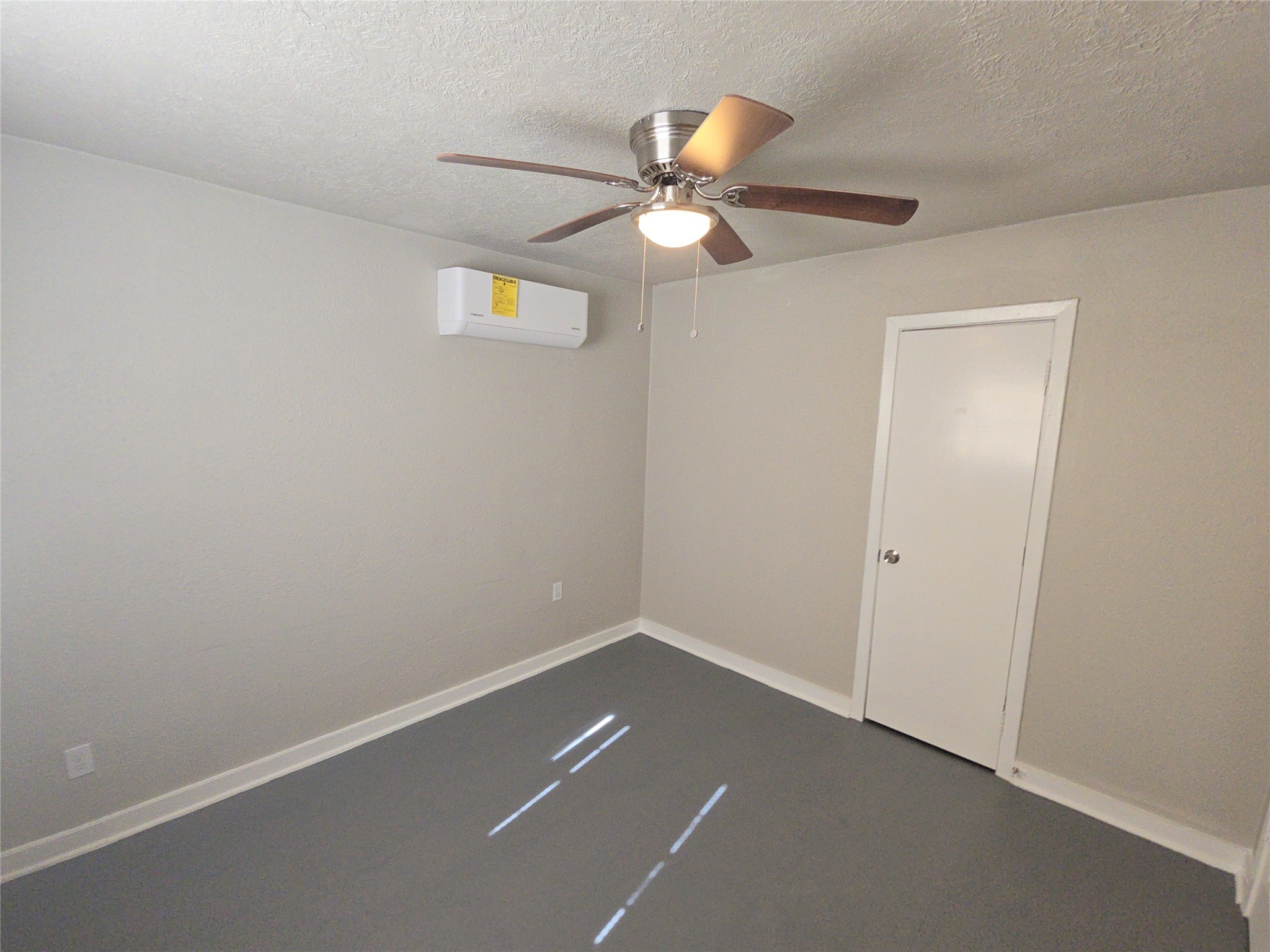 3335 Tuam Street, Unit 2 Houston, TX 77004 - Photo 5 of 15 a view of a room with a fan