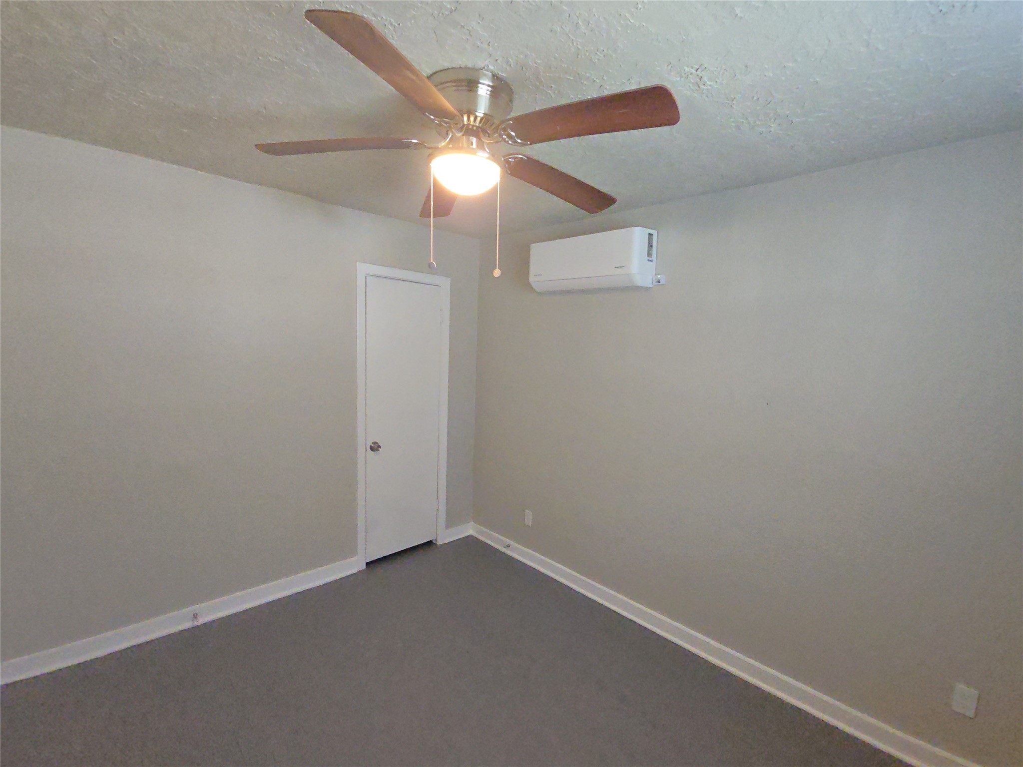 3335 Tuam Street, Unit 2 Houston, TX 77004 - Photo 10 of 15 an empty room with a ceiling fan and a window