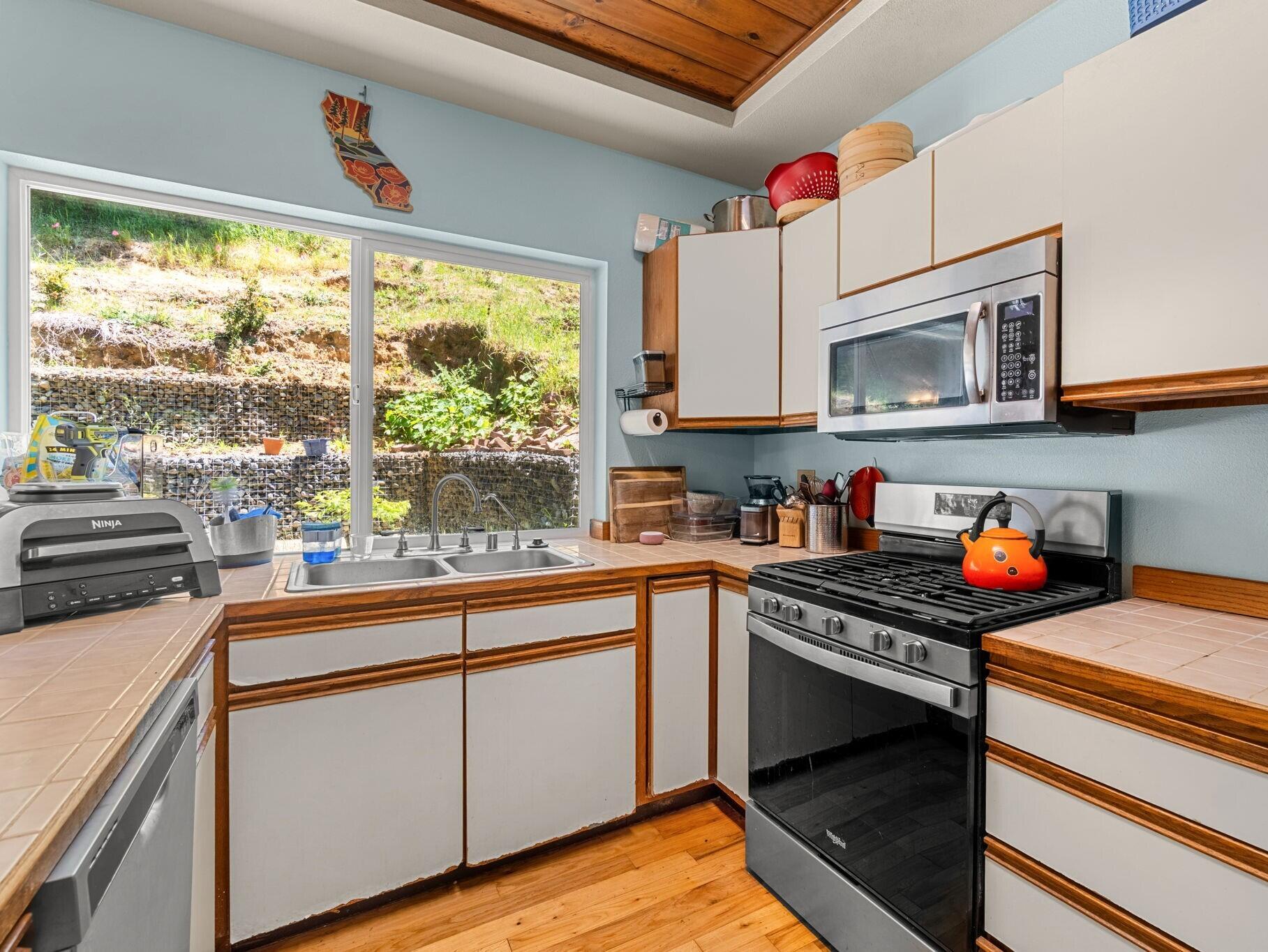 748 Patrick Court Arcata, CA 95521 - Photo 5 of 19 748 Patrick Court - Kitchen