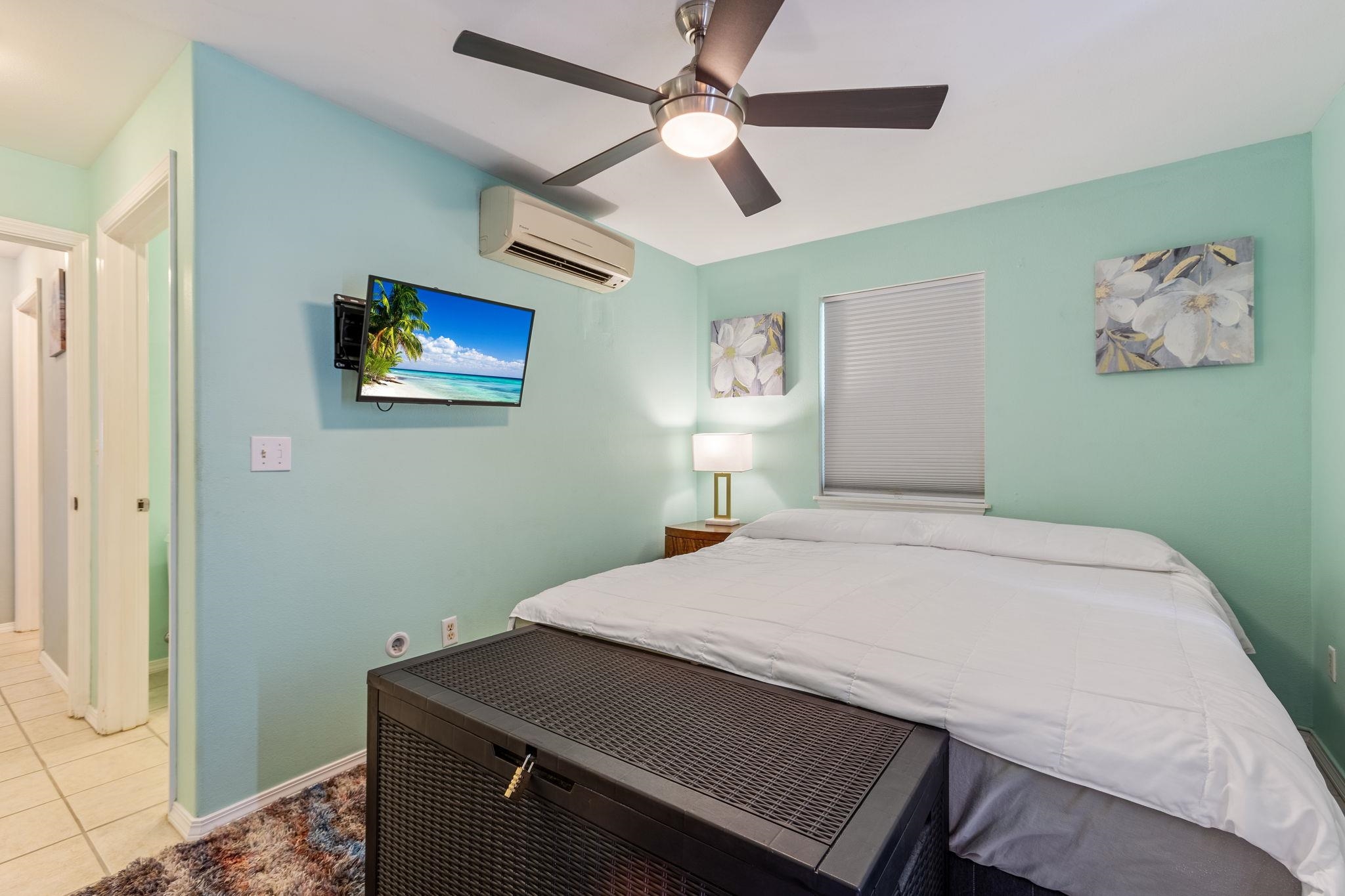 30 Halili Lane, Unit 3D Kihei, HI 96753 - Photo 23 of 46 a bedroom with a bed and a table