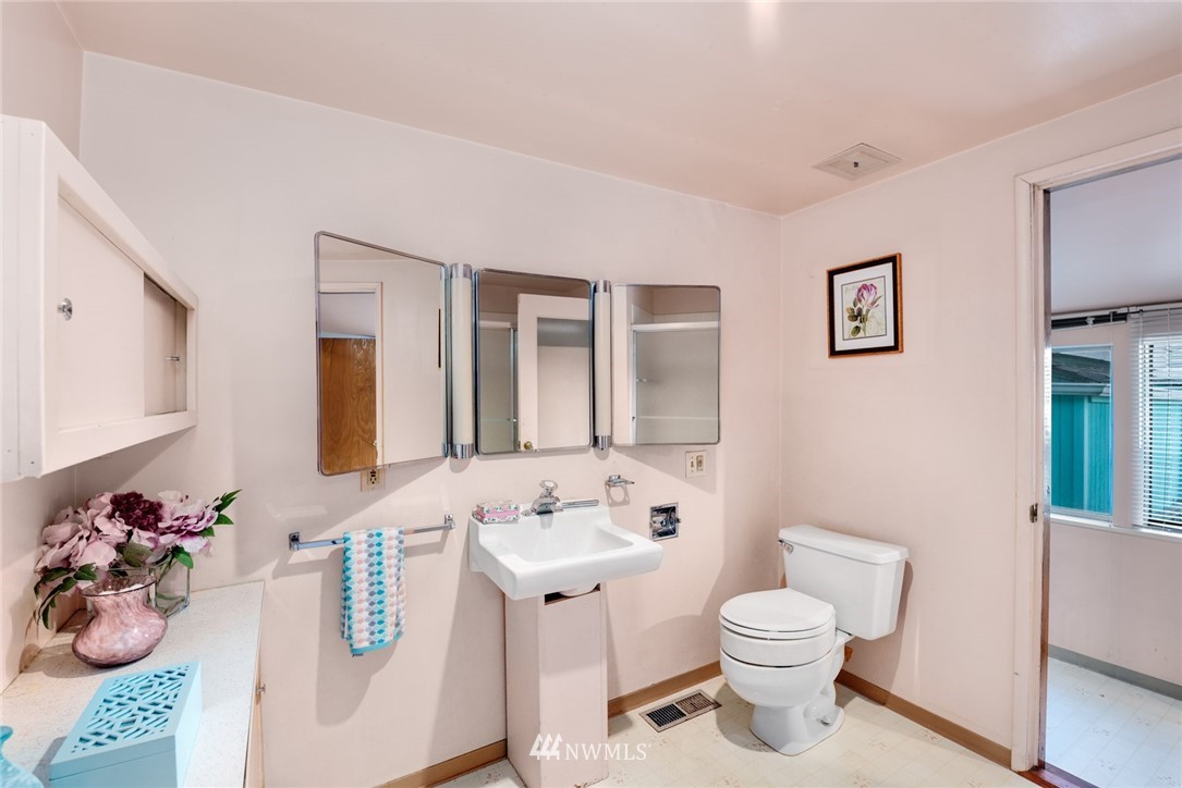 10354 Riviera Place Northeast Seattle, WA 98125 - Photo 17 of 25 Gallery Image 17