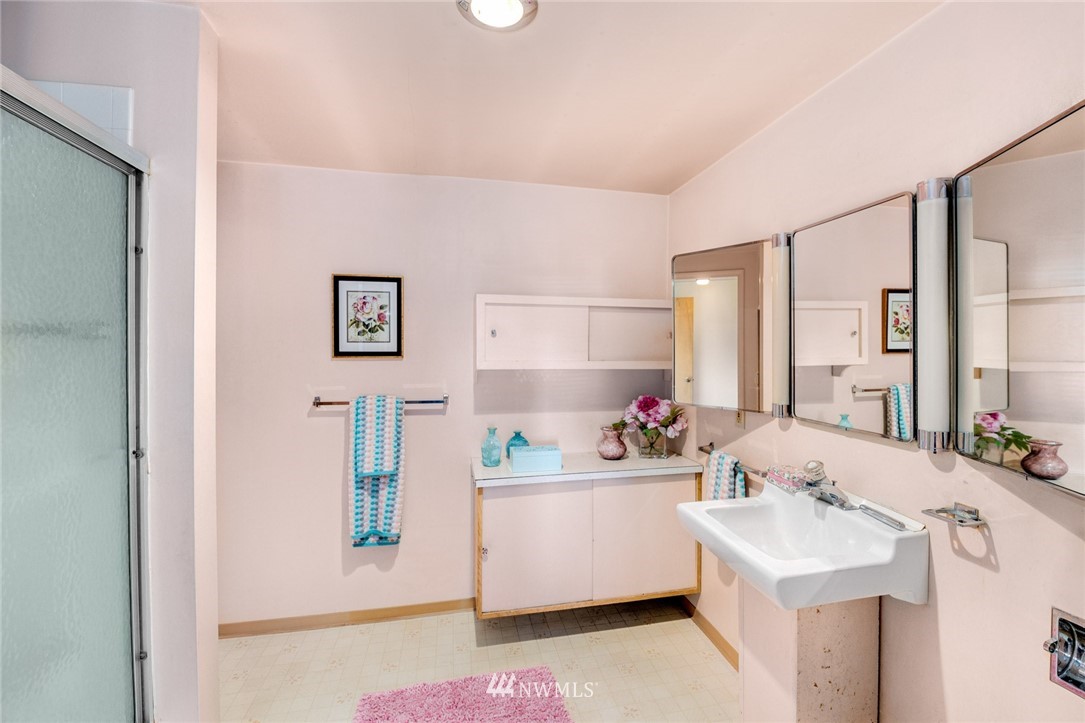 10354 Riviera Place Northeast Seattle, WA 98125 - Photo 18 of 25 Gallery Image 18