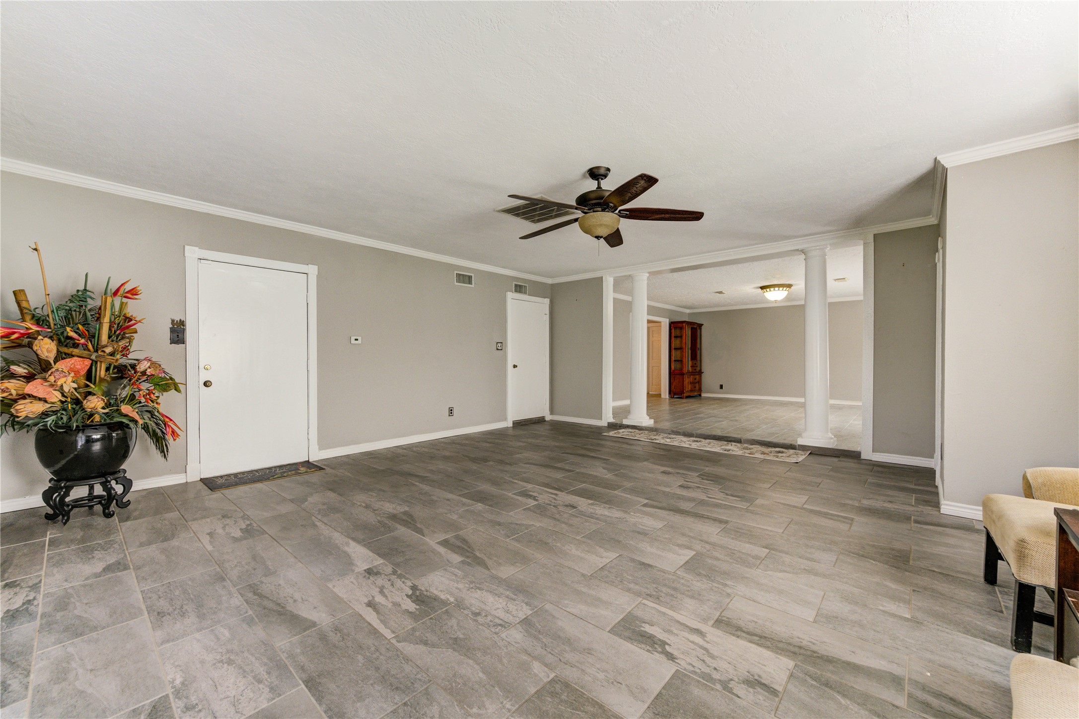 4018 Blalock Road Houston, TX 77080 - Photo 26 of 35 This massive 19 x 20 living room is an entertainer's dream.Perfect for hosting large family gatherings and parties.