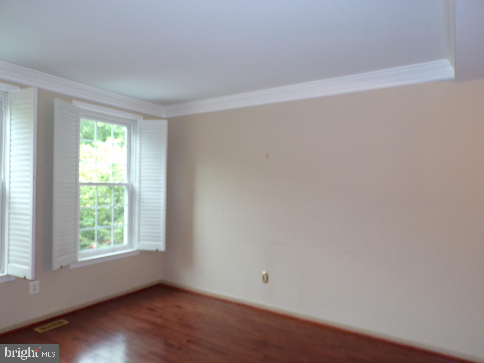7709 Rachael Whitney Lane Alexandria, VA 22315 - Photo 4 of 11 Living Room