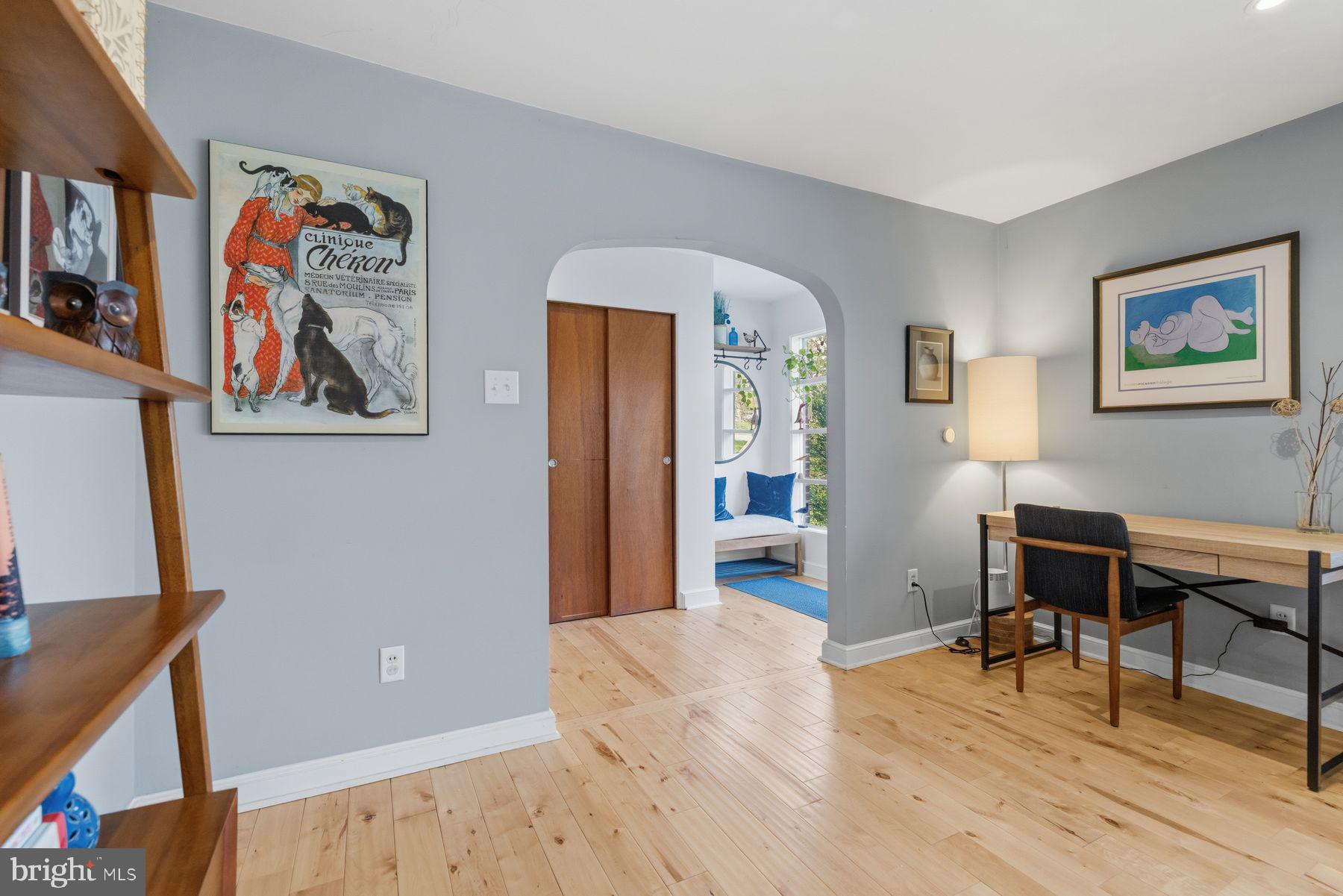 6254 West Valley Green Road Flourtown, PA 19031 - Photo 3 of 20 Charming entryway with artistic flair.