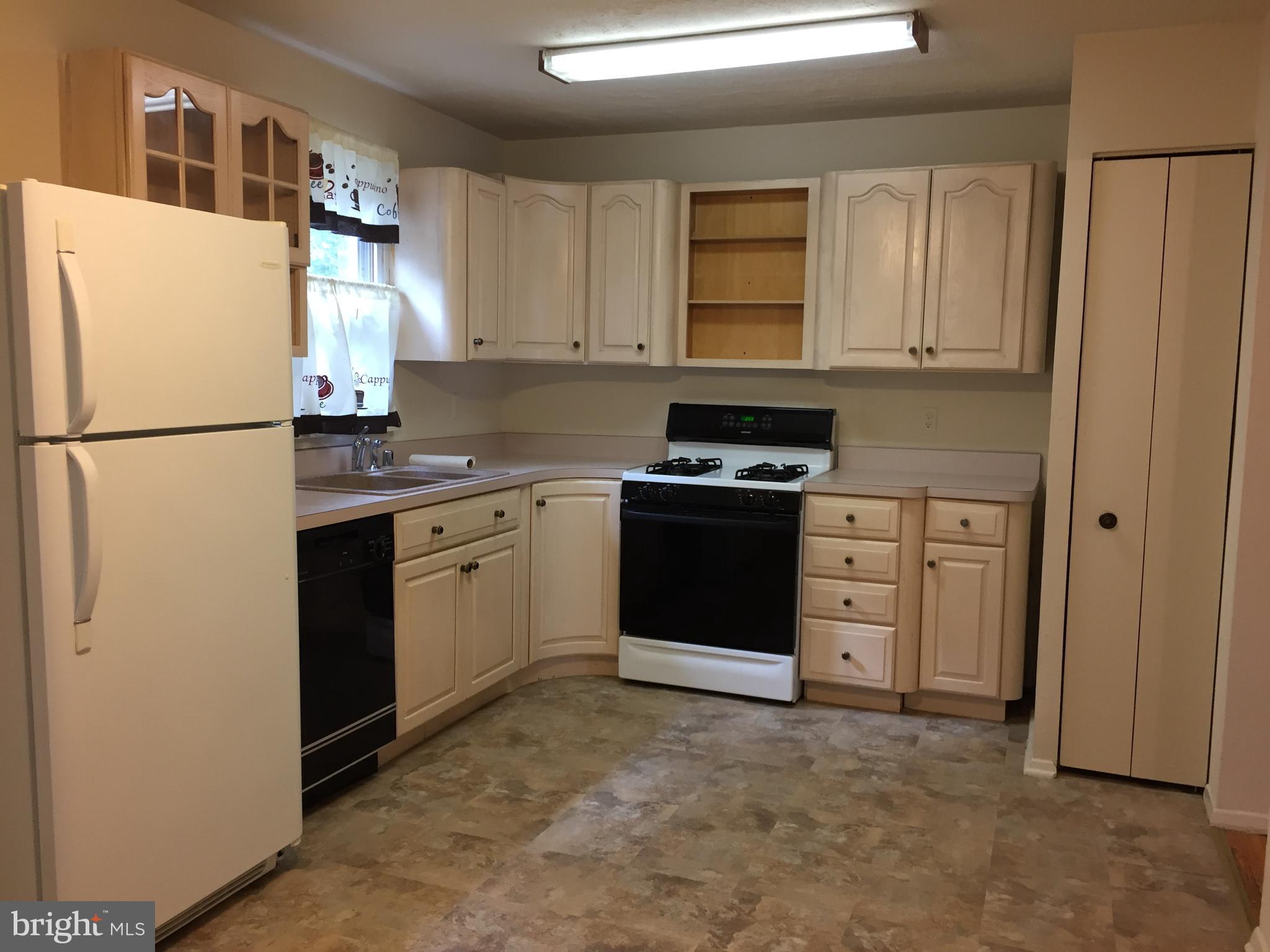 15 Cardor Court Nottingham, MD 21236 - Photo 4 of 15 Large Kitchen with table space