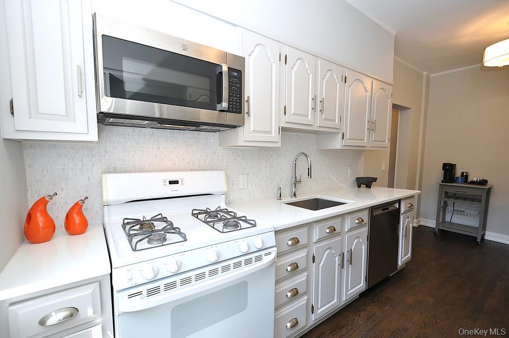 143 Garth Road, Unit 4P Scarsdale, NY 10583 - Photo 10 of 44 Updated Eat-In-Kitchen has Quartz counters and stainless steel appliances.