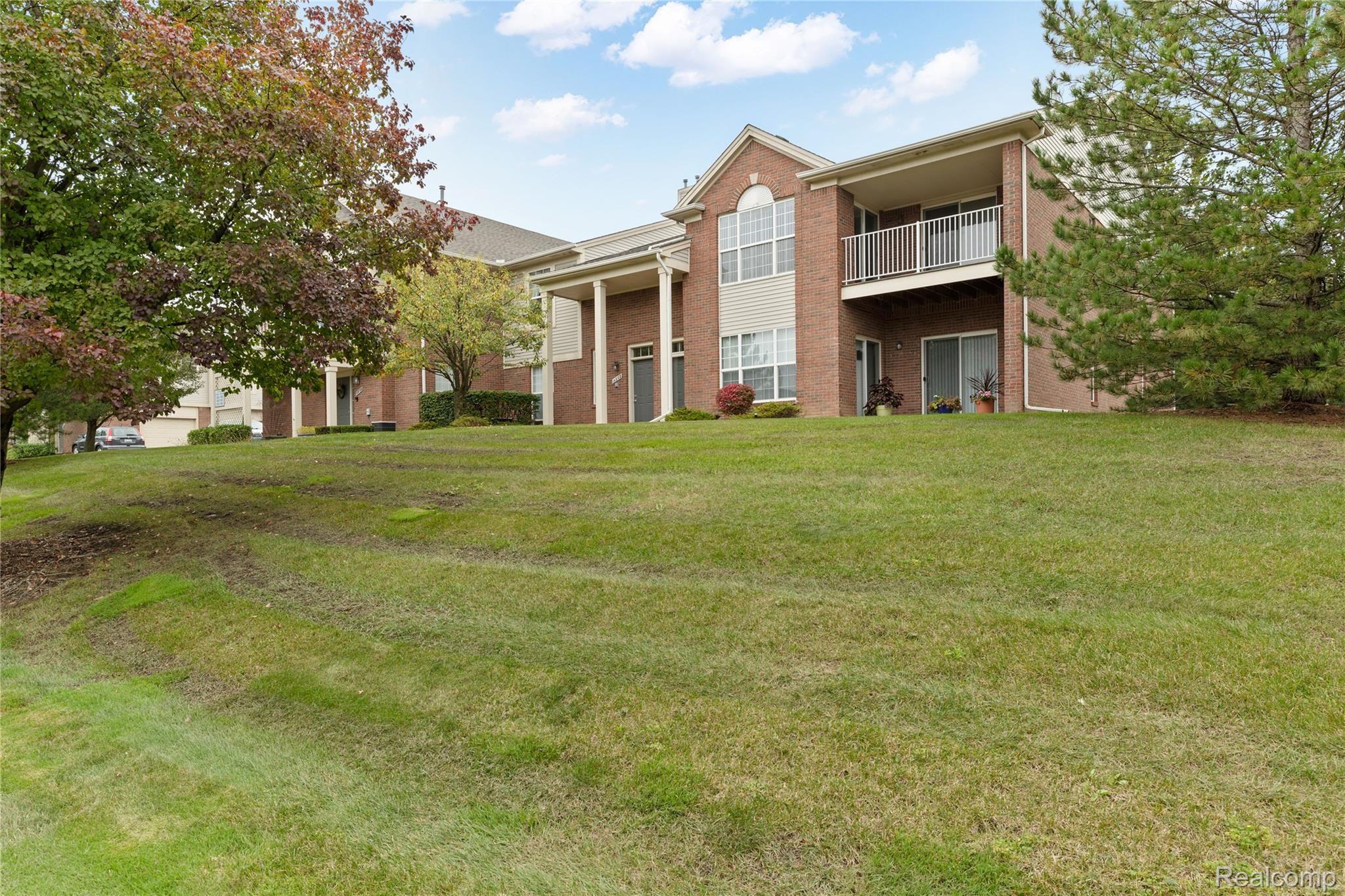 1802 Flagstone Circle Rochester, MI 48307 - Photo 1 of 26 1802 Flagstone Circle-1.jpg