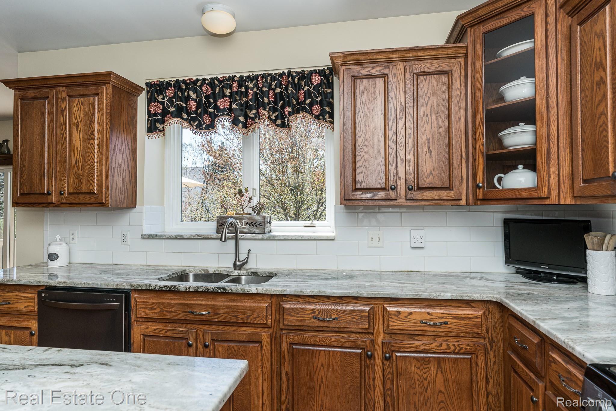 1844 Cloverdale Drive Rochester, MI 48307 - Photo 27 of 62 1844 Cloverdale MLS-W024.jpg