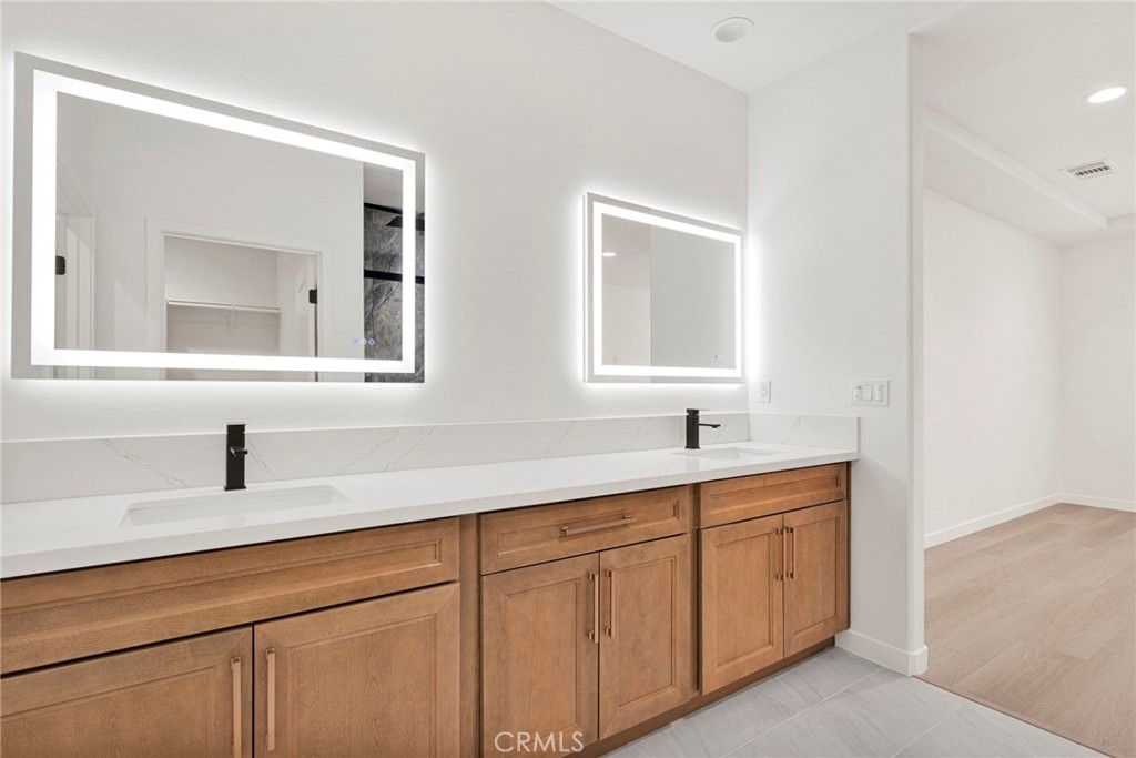 20112 Sahale Road Apple Valley, CA 92307 - Photo 23 of 67 Master Bathroom
