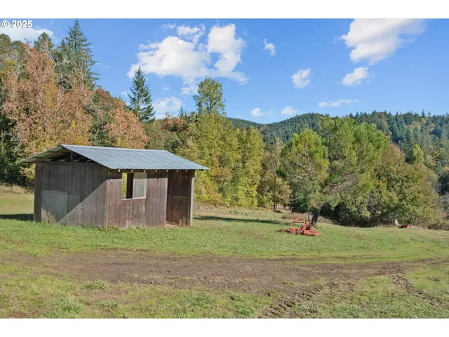 a view of an outdoor space