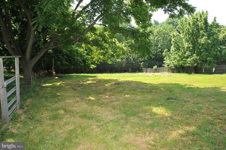 24417 Ridge Road Damascus, MD 20872 - Photo 12 of 19 Large back yard
