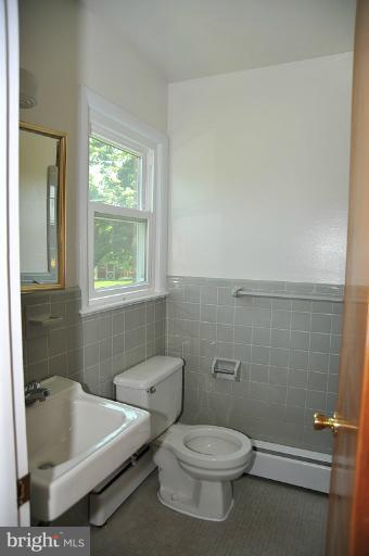 24417 Ridge Road Damascus, MD 20872 - Photo 4 of 19 Master Bedroom Bathroom