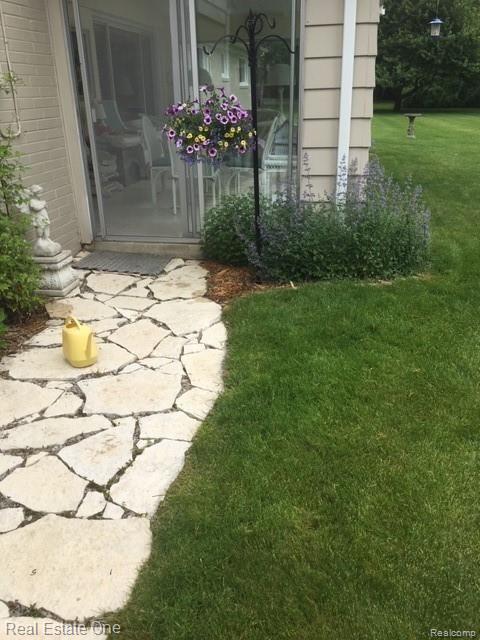 976 South Reading Road Bloomfield Hills, MI 48304 - Photo 35 of 38 Summer photo