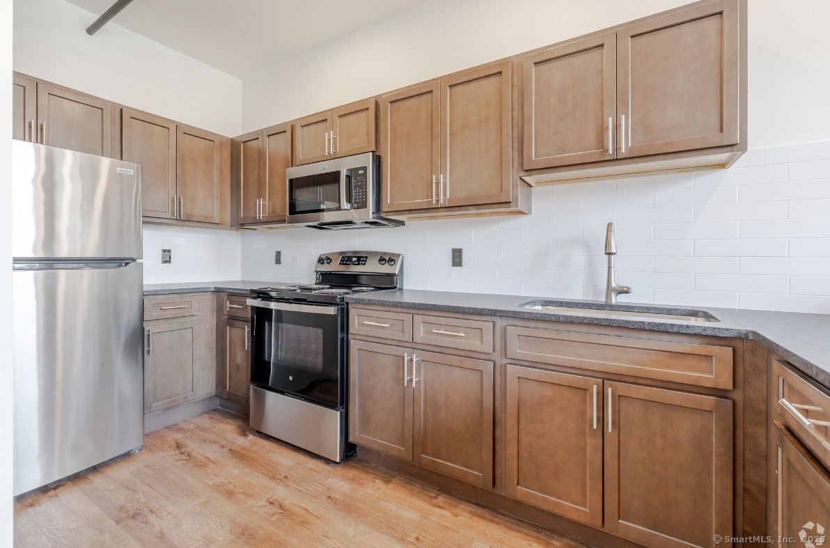 424 Main Street, Unit D Middletown, CT 06457 - Photo 3 of 9