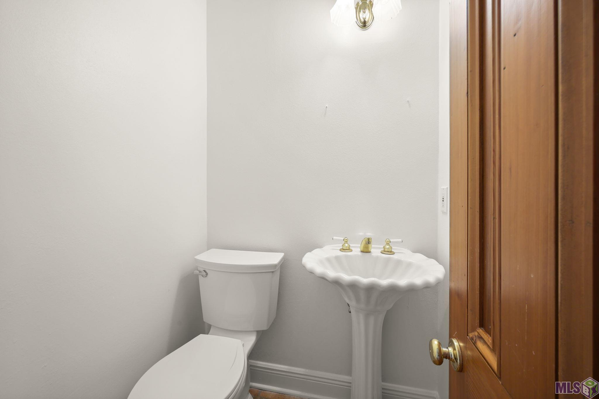 5515 North Pointer Court Baton Rouge, LA 70808 - Photo 27 of 47 Powder Room Downstairs