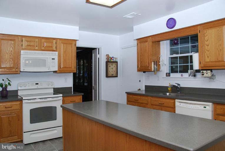 11313 Handlebar Road Reston, VA 20191 - Photo 3 of 29 Kitchen