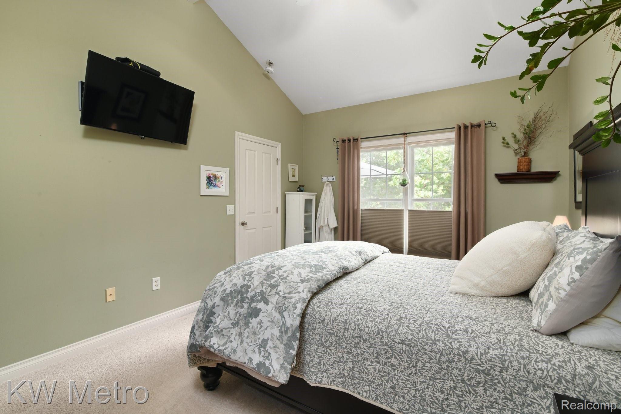 687 Mountain Circle Rochester, MI 48306 - Photo 20 of 40 20-web-or-mls-687 Mountain Circle - Rochester Hills016.jpg