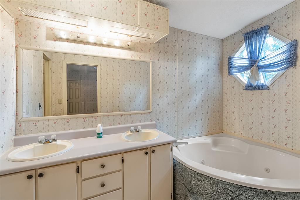 121 Woolworth Road Stonewall, LA 71078 - Photo 16 of 32 a bathroom with a sink and a bathtub