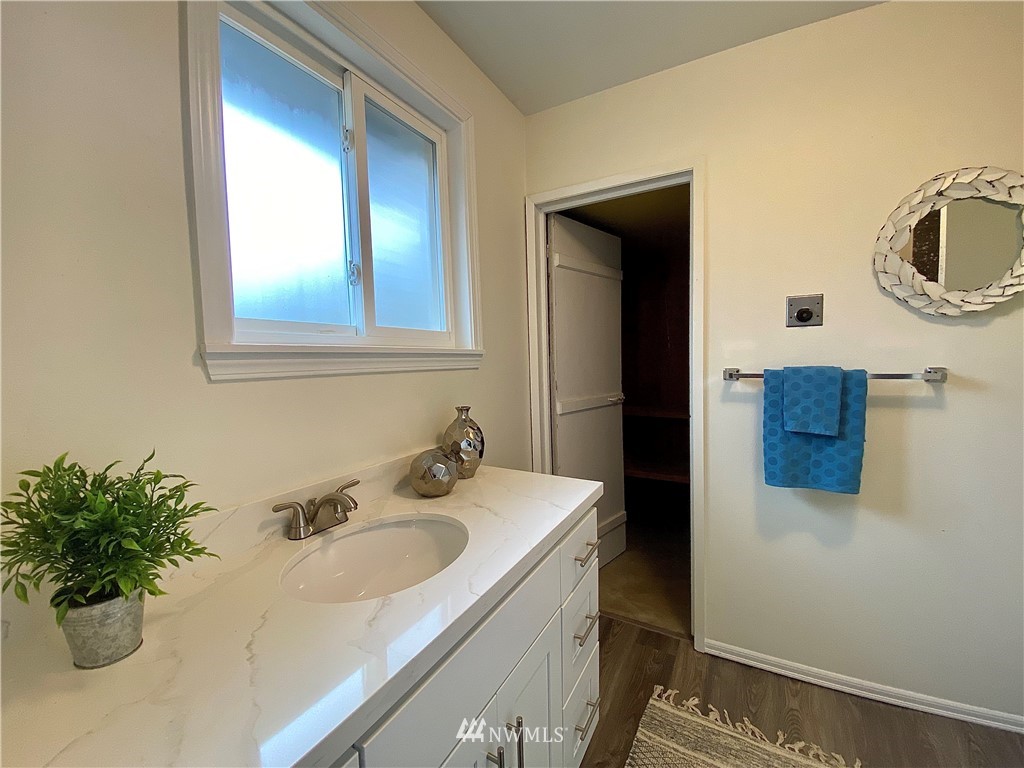 14902 175th Avenue Southeast Renton, WA 98059 - Photo 31 of 39 a bathroom with a sink and a mirror