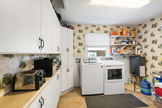 a view of a storage & utility room with washer and dryer