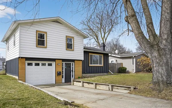 $240,000 | 1021 Dingwall Drive, Owosso, MI 48867