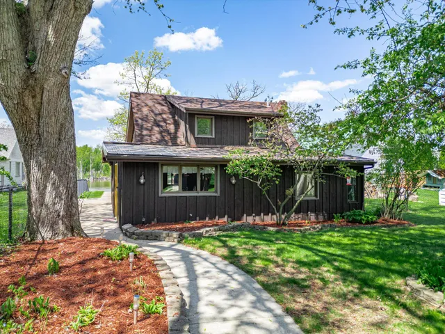 a view of a house with a yard