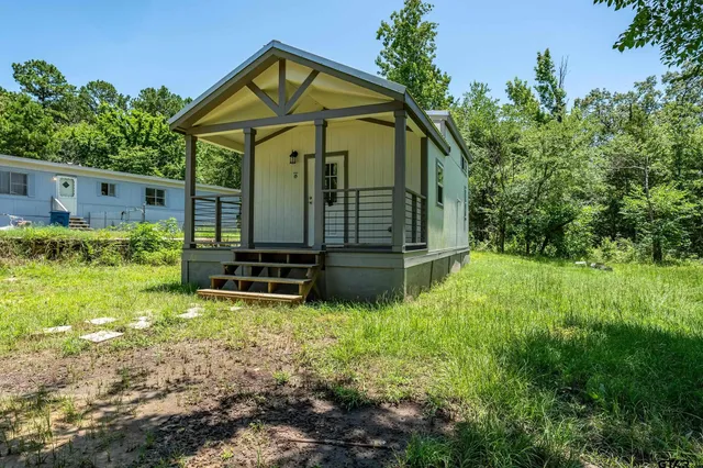 a view of a house with backyard