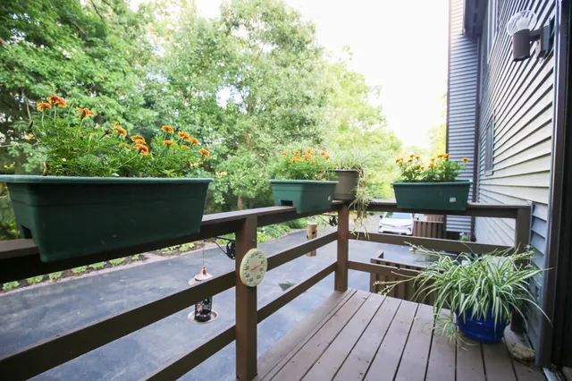 a view of sitting area with furniture