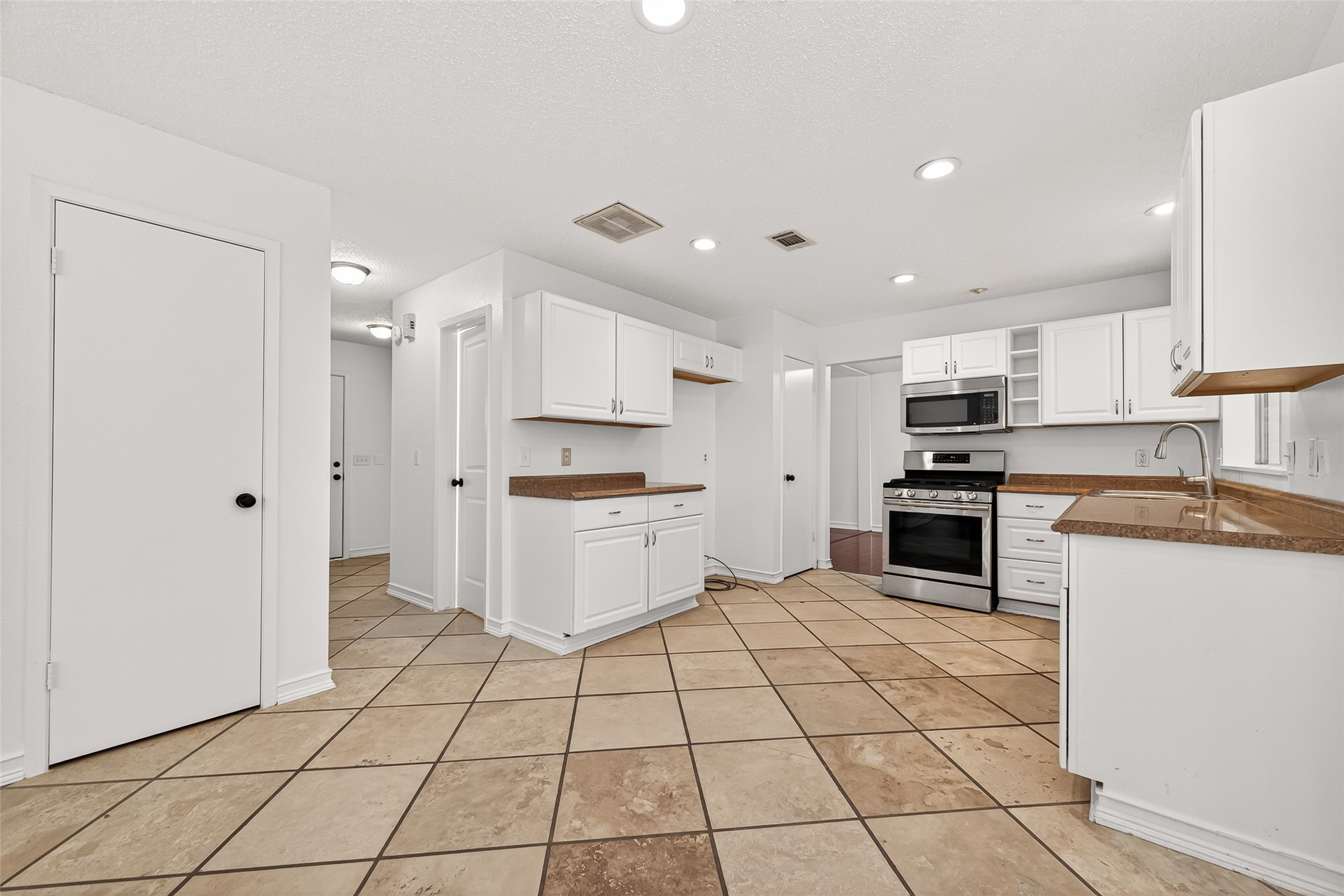 42 Rockridge Drive Spring, TX 77381 - Photo 15 of 39 Travertine tile.