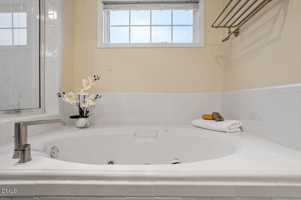 2628 Crofton Springs Drive Raleigh, NC 27615 - Photo 23 of 33 a bathroom with a bathtub