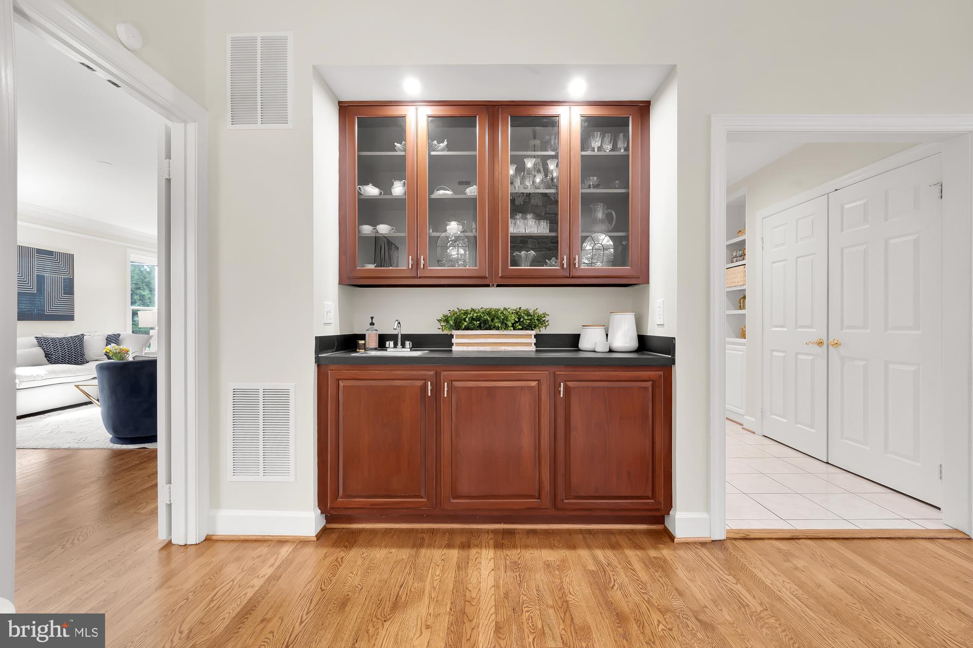 8909 Bells Mill Road Potomac, MD 20854 - Photo 14 of 71 Great room bar