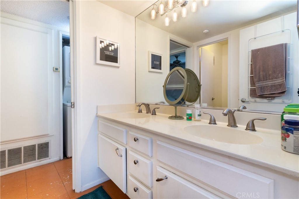 550 Orange Avenue, Unit 318 Long Beach, CA 90802 - Photo 14 of 25 a bathroom with a double vanity sink and a mirror