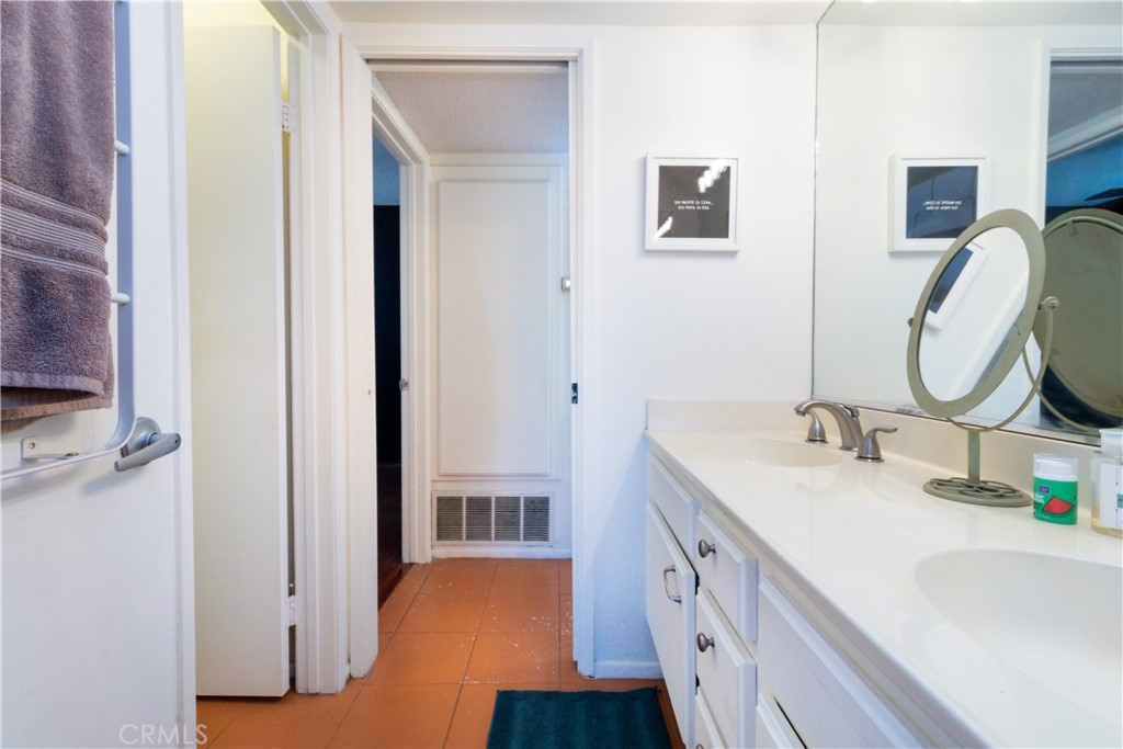 550 Orange Avenue, Unit 318 Long Beach, CA 90802 - Photo 15 of 25 a bathroom with 2 sink and a mirror