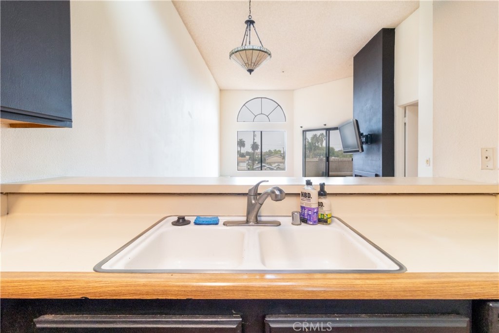 550 Orange Avenue, Unit 318 Long Beach, CA 90802 - Photo 9 of 25 a bathroom with a sink and a mirror
