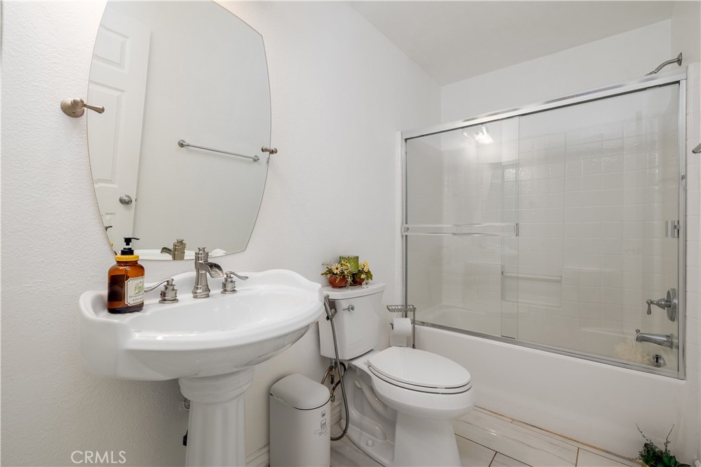 44839 Mumm Street Temecula, CA 92592 - Photo 16 of 42 Main Floor Bathroom