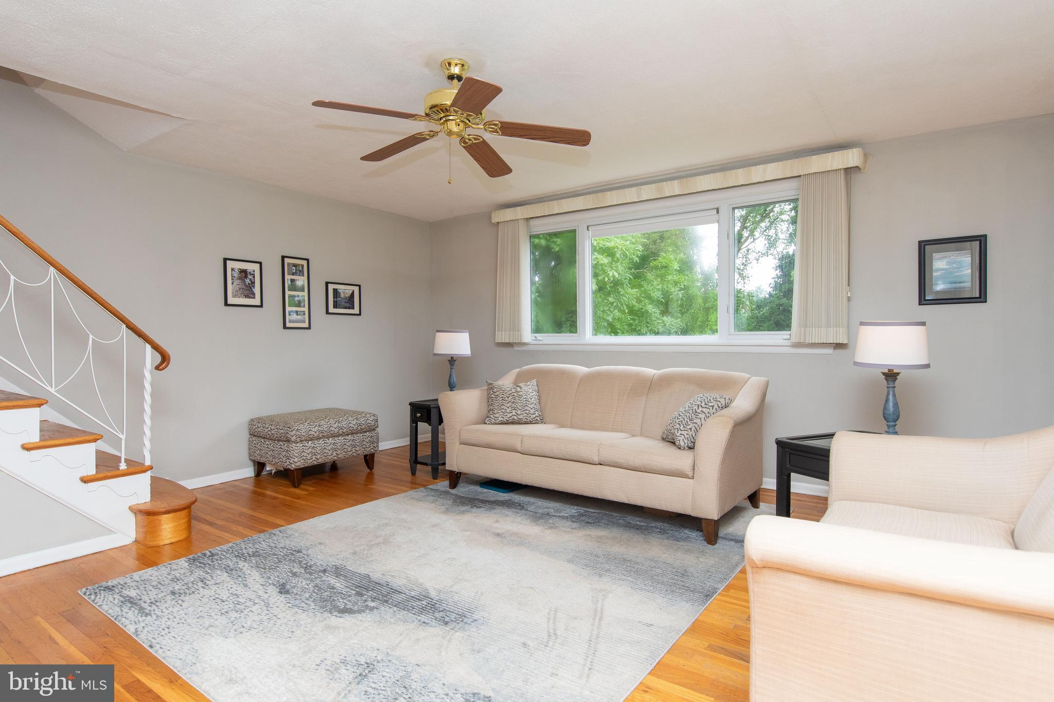 7334 Hill Road Philadelphia, PA 19128 - Photo 2 of 37 Living Room