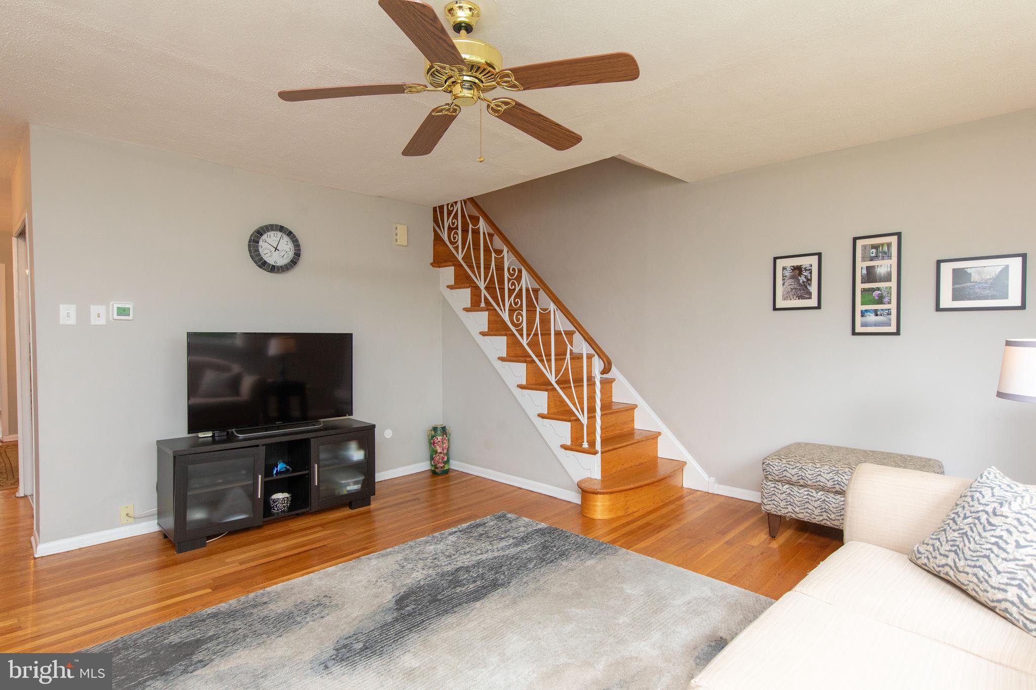 7334 Hill Road Philadelphia, PA 19128 - Photo 3 of 37 Living Room