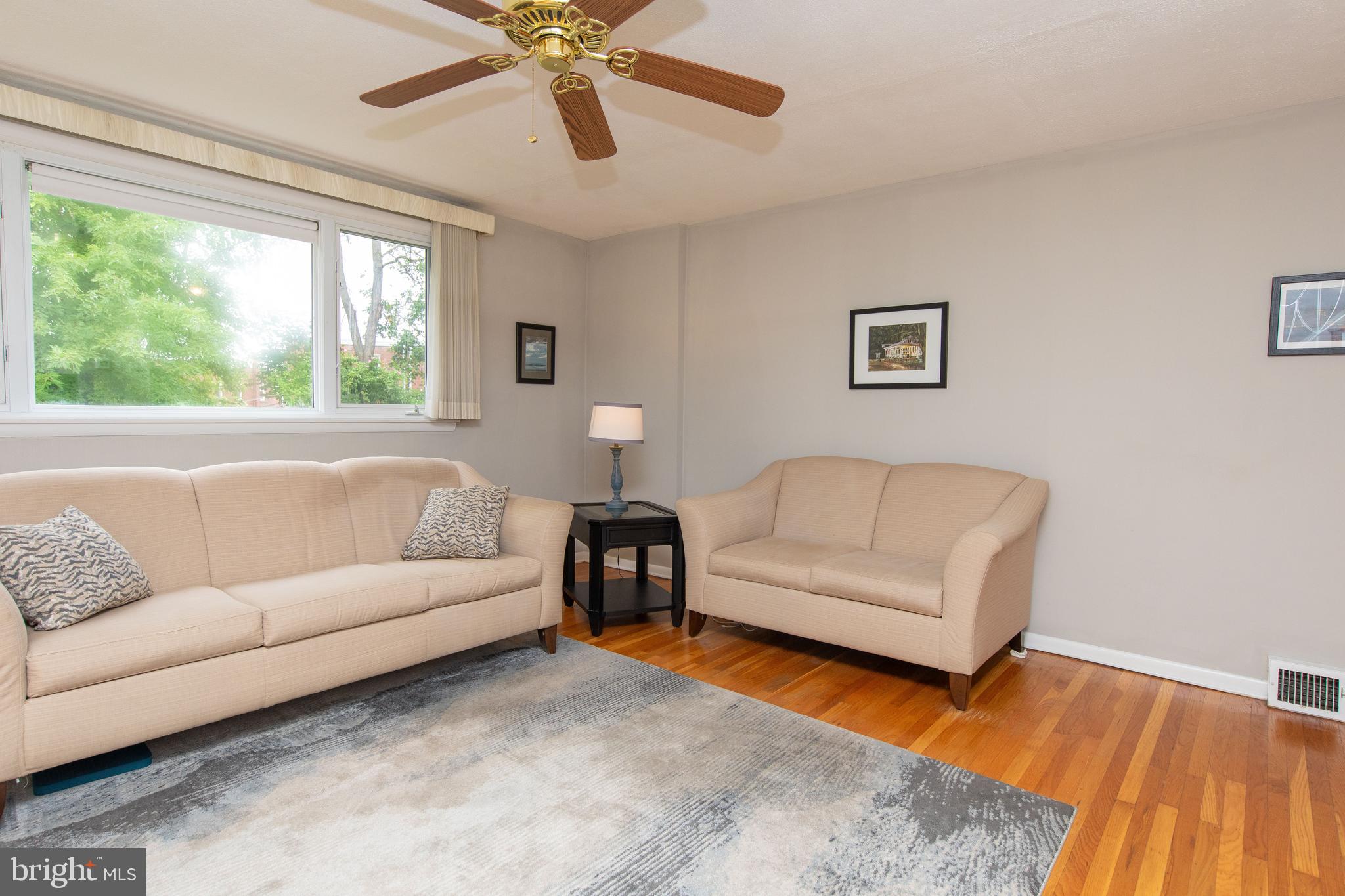 7334 Hill Road Philadelphia, PA 19128 - Photo 4 of 37 Living Room
