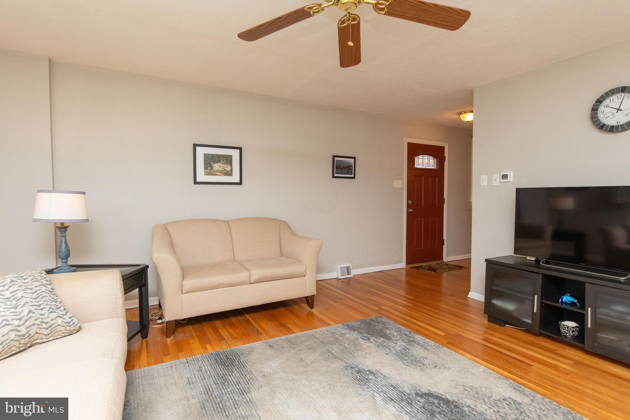 7334 Hill Road Philadelphia, PA 19128 - Photo 5 of 37 Living Room