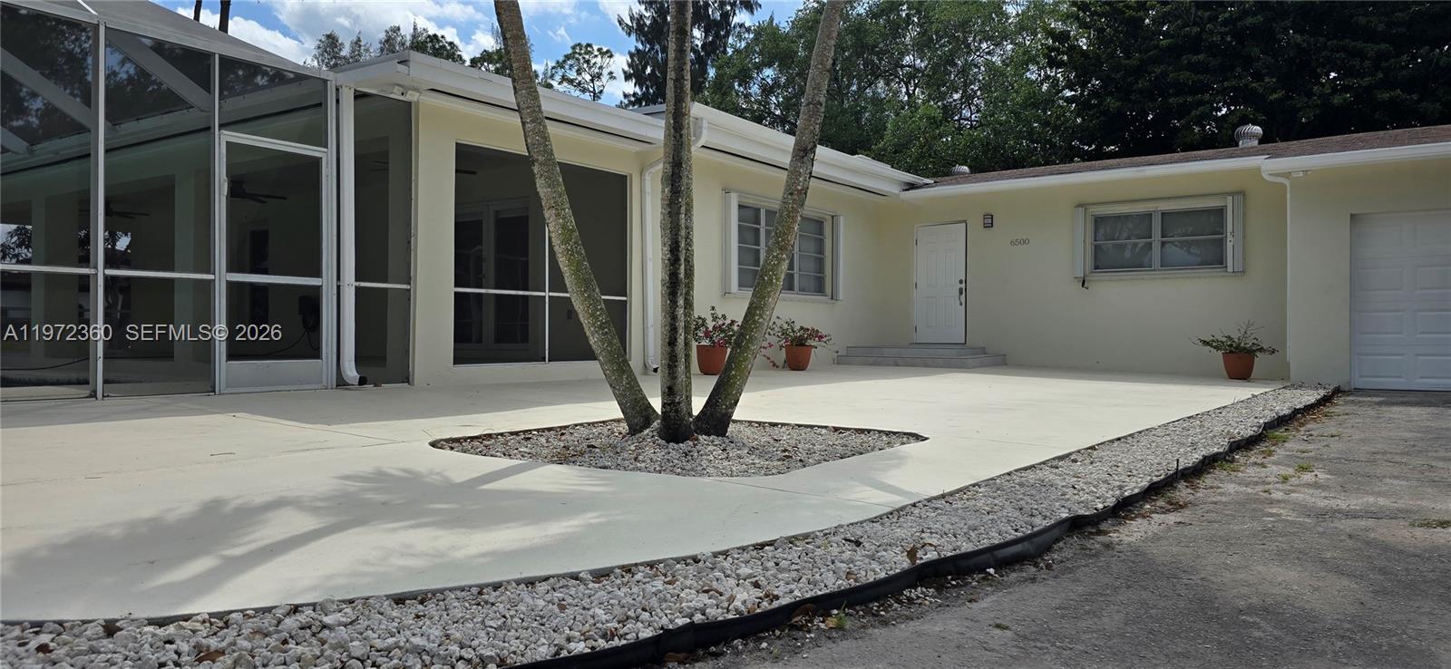 a view of a house with backyard