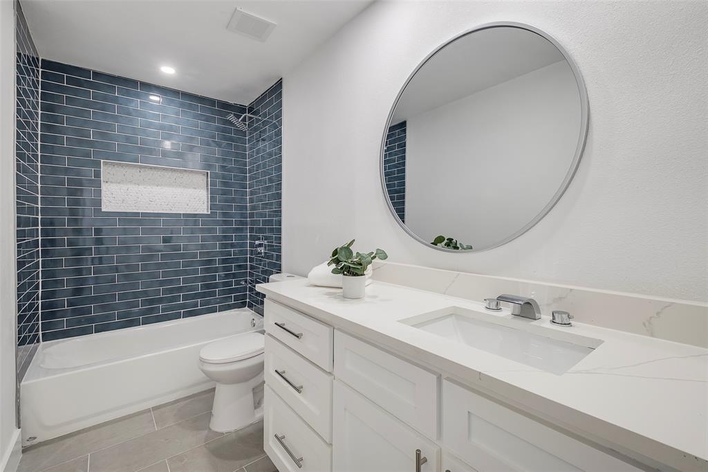 5607 Emrose Circle Dallas, TX 75227 - Photo 17 of 25 a bathroom with a sink mirror toilet and bathtub