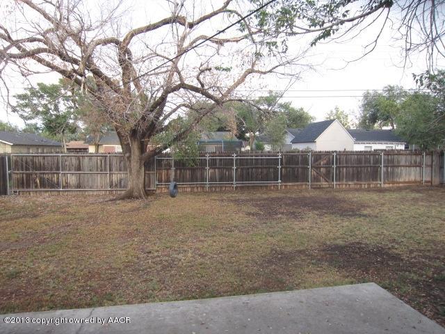 3321 Hobbs Road Amarillo, TX 79109 - Photo 5 of 16 backyard