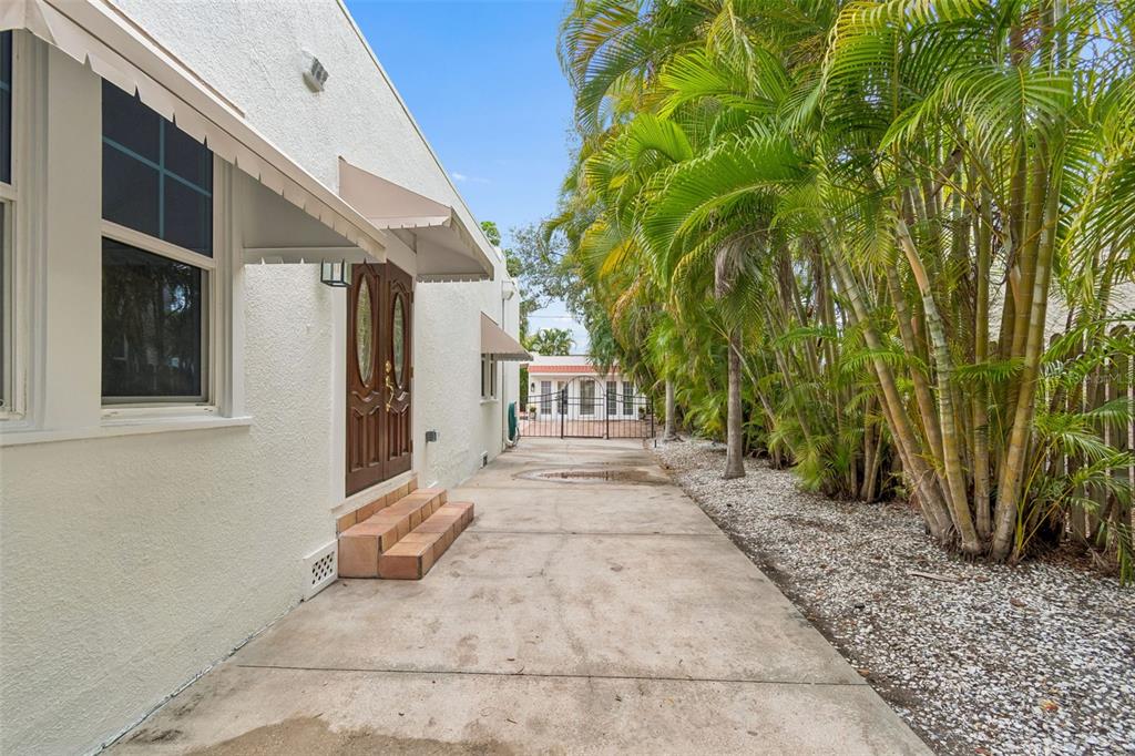 2434 West Prospect Road Tampa, FL 33629 - Photo 22 of 45 a view of a back yard of the house