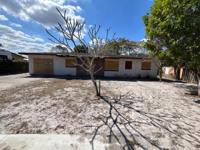 1620 Southeast Apache Avenue Stuart, FL 34994 - Photo 2 of 15 IMG_9067