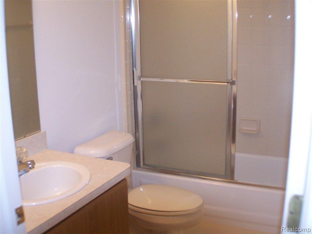 70 Eagle Ridge Road Lake Orion, MI 48360 - Photo 12 of 17 Main Bath.jpg