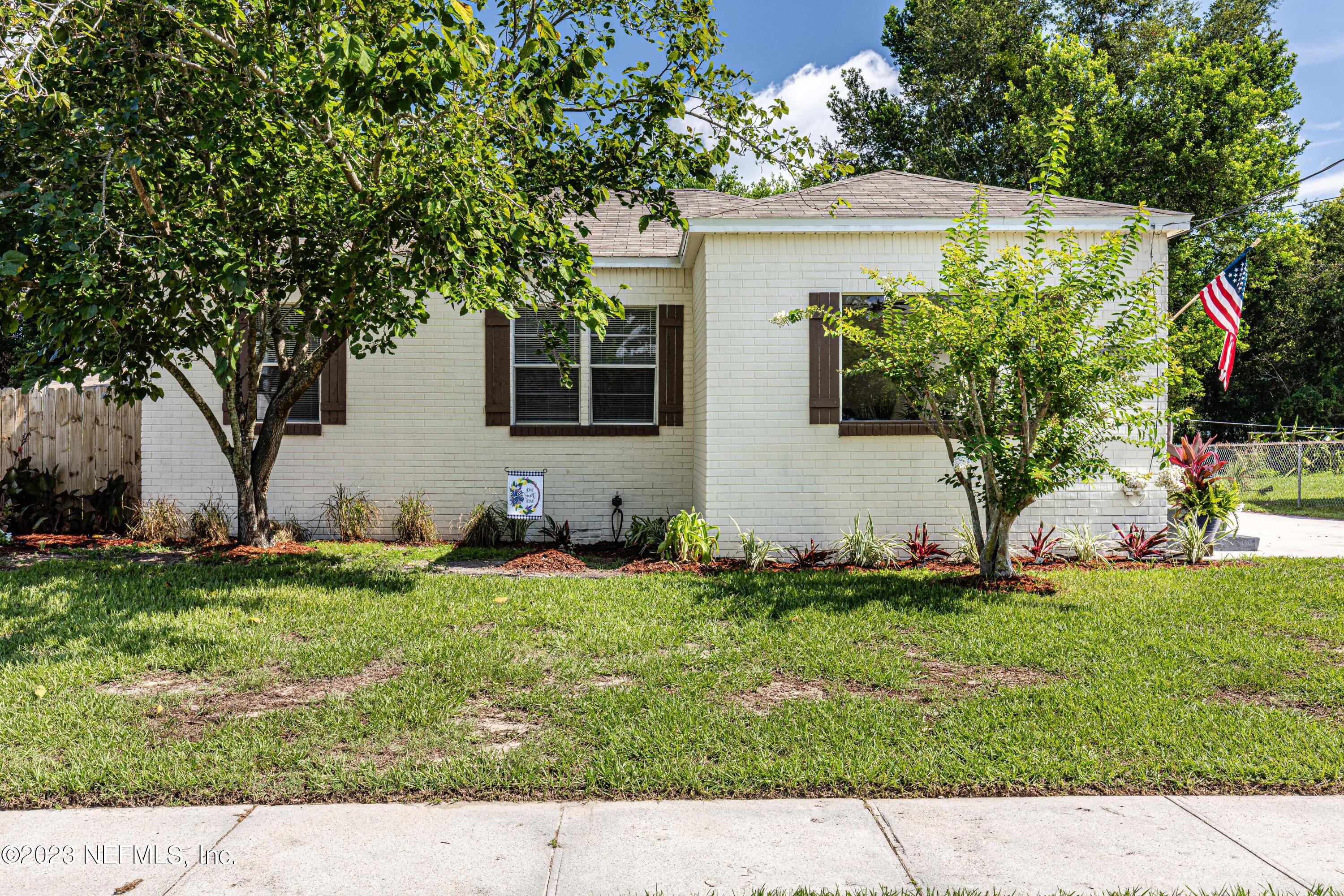4729 Cambridge Road Jacksonville, FL 32210 - Photo 2 of 37 a backyard of a house with potted plants and large trees