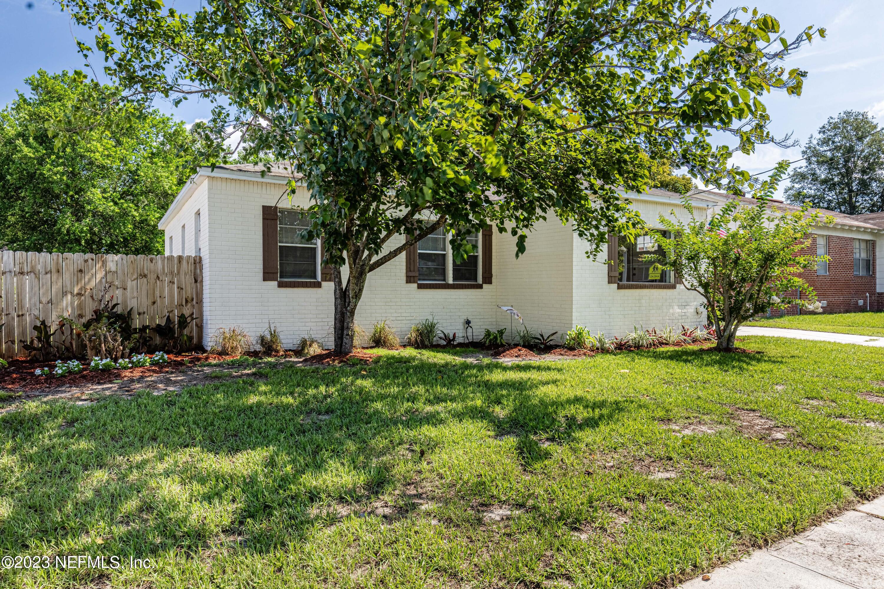 4729 Cambridge Road Jacksonville, FL 32210 - Photo 3 of 37 a backyard of a house with plants and large tree